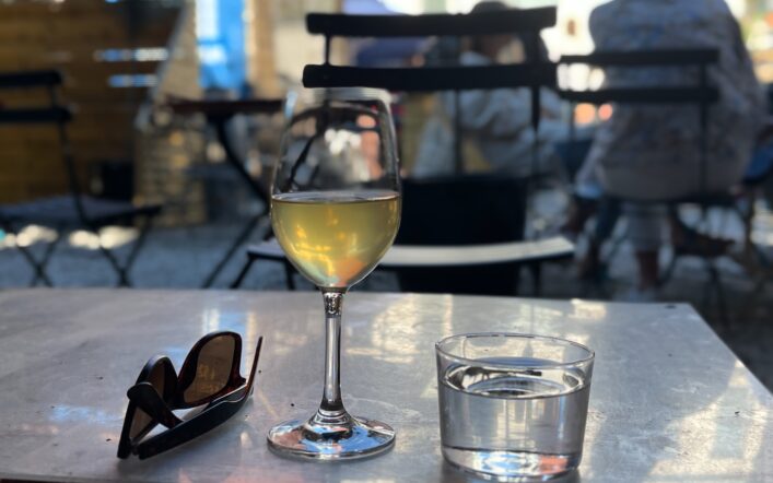 På semestern äter och dricker man gott.